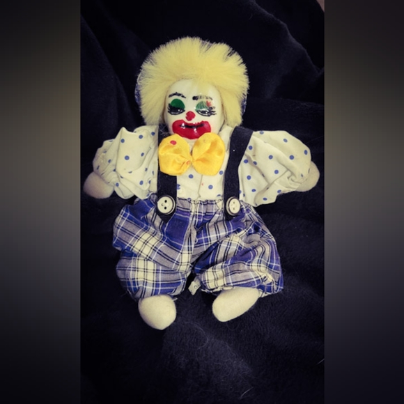 FIVE DOLLAR BIN - Spooky Little Vintage Clown Doll - Undated - Porcelain - Picture 4 of 6